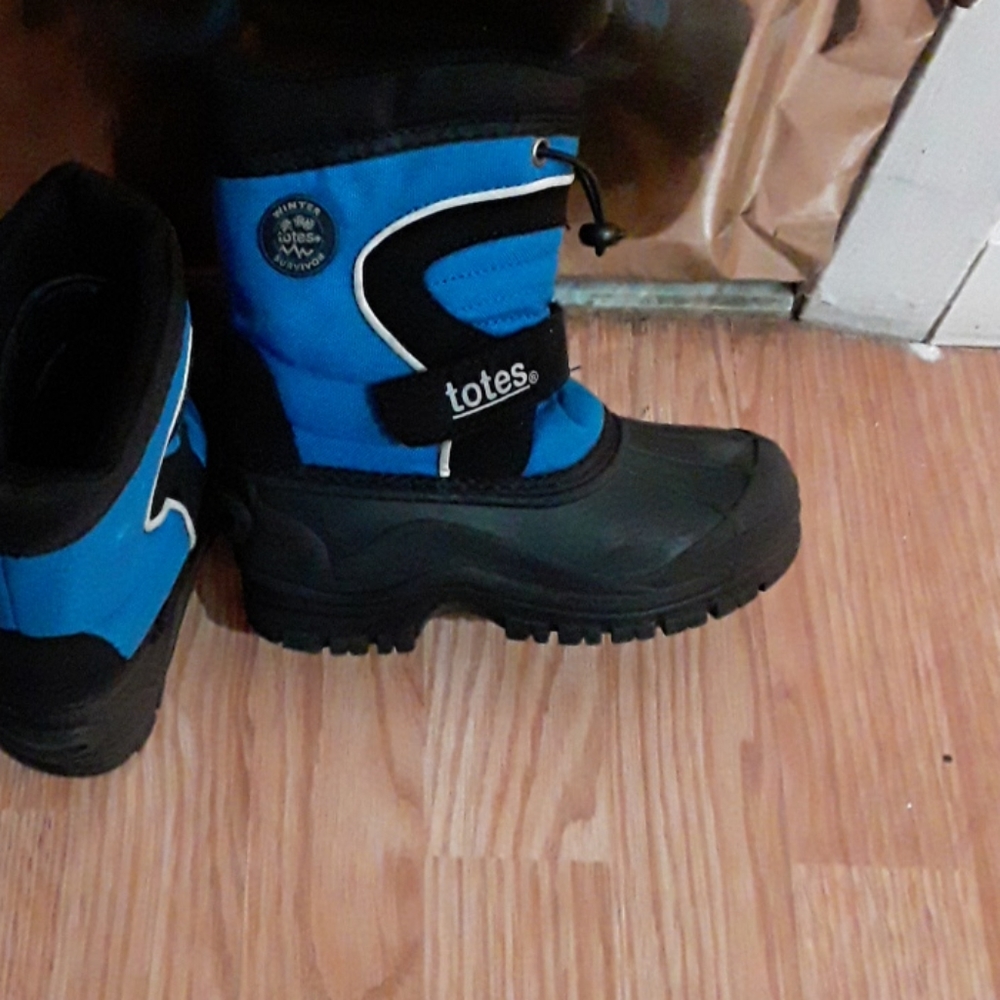Children's waterproof boots.
